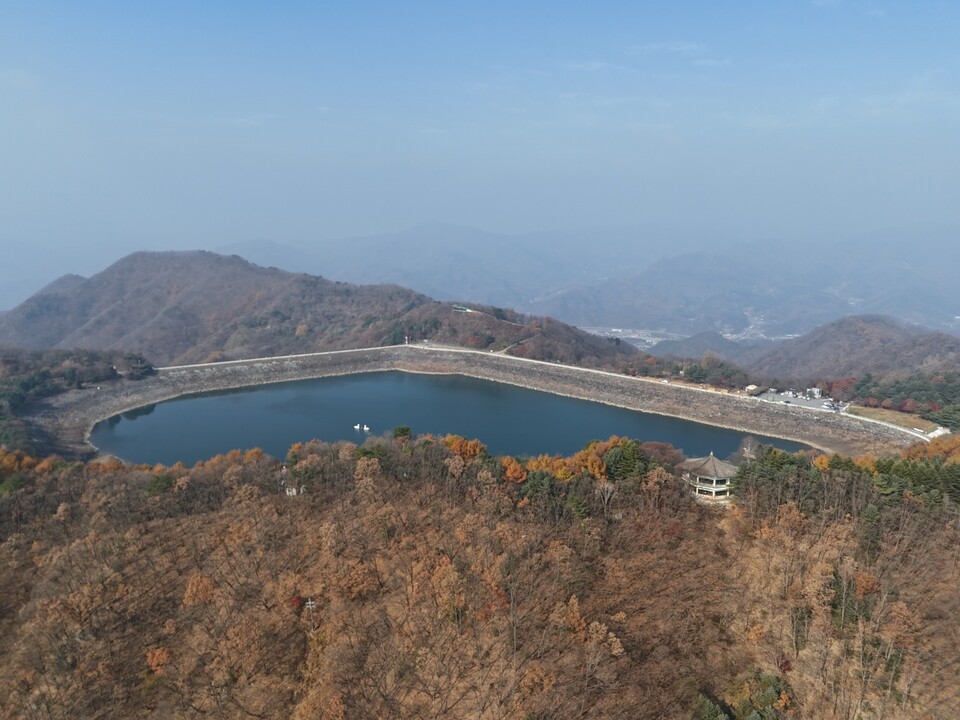 연무가 가득해 대기가 뿌연 13일 오전 찾은 호명호수는 가을을 거의 다 내려놓고, 초겨울로 넘어가는 분위기였다. (사진=이건구 기자)