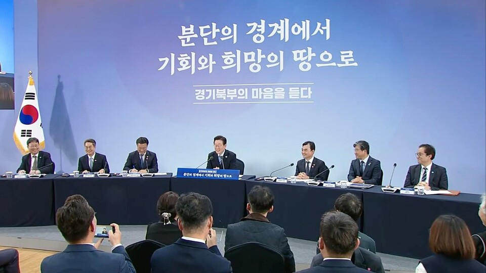 이재명 대통령이 14일 경기 파주에서 ‘경기북부의 마음을 듣다’ 타운홀 미팅을 열고 주한미군 반환공여지 개발, 접경지역 규제, 공공의료 확충 등 경기북부의 주요 현안을 주민들과 직접 논의했다. (사진=김동연 경기도지사 페이스북)