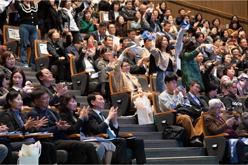 14일 오후 경기도청 다산홀에서 김성중 행정1부지사, 시군 주민자치위원 등이 참석한 가운데 2025 주민자치 소통·성과 공유회가 열리고 있다. (사진제공=경기도)