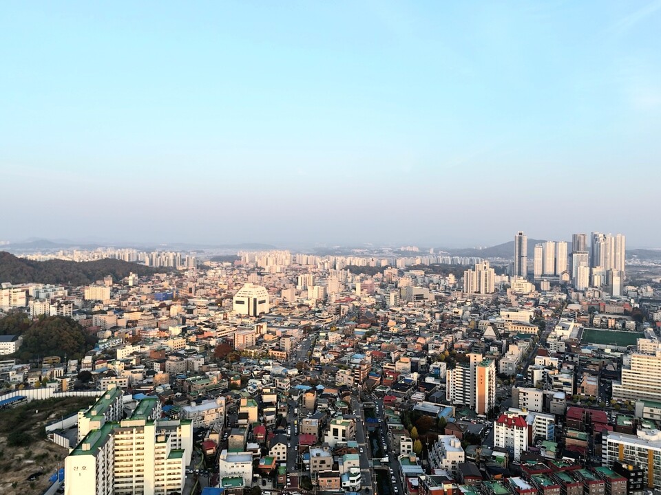 지난해 개인이 소유한 주택이 1700만호를 넘어서며 주택 보유 규모가 더 커진 것으로 나타났다. 주택 소유자도 1600만명에 근접해 전반적으로 주택 보유가 확대된 흐름이다. 여성 소유자는 꾸준히 증가했고, 다주택자 비중은 소폭 줄었다. (사진=중앙신문DB)