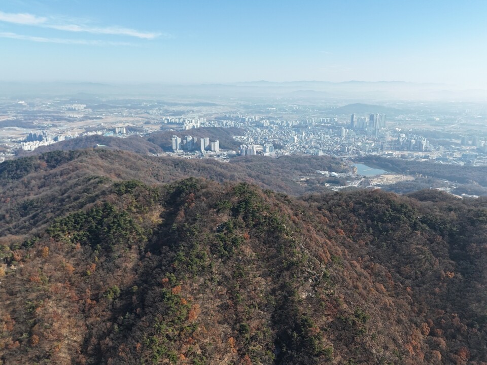 연무가 껴 뿌연 15일 오전 11시30분께 오른 경기도 이천 도심과 거의 맞닿아 우뚝 선 해발 394m 설봉산(雪峯山) 정상. 이름 그대로 눈(雪)과 봉우리(峯)를 합한 산으로 겨울 설경이 유난히 아름답고 이천의 진(鎭·도시를 지켜주는 산)산으로 불린다. (사진=김광섭 기자)