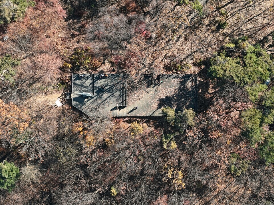 연무가 껴 뿌연 15일 오전 11시30분께 오른 경기도 이천 도심과 거의 맞닿아 우뚝 선 해발 394m 설봉산(雪峯山) 정상에 등산객들이 휴식을 취할 수 있는 데크가 마련돼 있다. (사진=김광섭 기자)