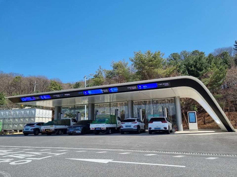 한국자동차해체재활용업협회는 정부가 최근 발표한 ‘반값 전기차’ 정책의 허점에 대해 맹비판했다. 사진은 경부고속도로 서울방향 안성휴게소에서 충전 중인 전기차량들로 기사와 관련 없음. (사진=김종대 기자)