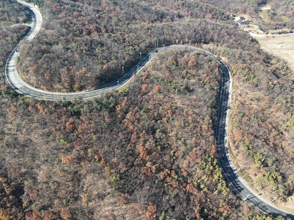 16일 오전 11시40분께 여주시 대신면 고달사로의 S자 곡선이 깊어가는 만추의 산자락을 천천히 그리고 여유 있게 유영하듯 흐르고 있다. (사진=김광섭 기자)