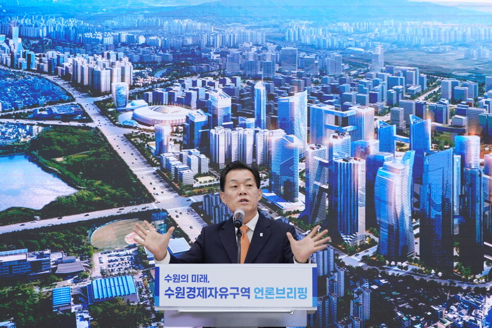 이재준 수원특례시장이 지난 6월 수원 경제자유구역 언론브리핑을 열고 지정을 위해 노력하겠다고 설명하고 있다. (사진제공=수원시)