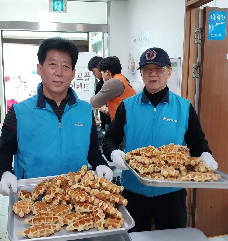 사진 속 우측이 이병길 분당실버봉사단장. (사진제공=이병길 분당실버봉사단장)