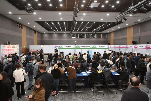 양주시가 경기도·경기도일자리재단과 함께 개최한 ‘2025 양주시·경기도 2040+5070 통합 일자리박람회’에 1000여명이 몰리며 맞춤형 채용 행사로 큰 호응을 얻었다. (사진제공=양주시)