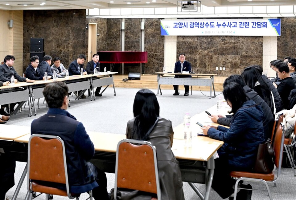 파주시가 고양시 광역상수도 누수 사고로 발생한 단수 피해와 관련해 주민 간담회를 열고 초기 대응 미흡과 안내 부족에 대한 지적을 청취했다. 김경일 파주시장은 간담회에서 거듭 사과하며 재발 방지와 책임 있는 배상 절차를 약속했다. (사진=김경일 파주시장 페이스북)