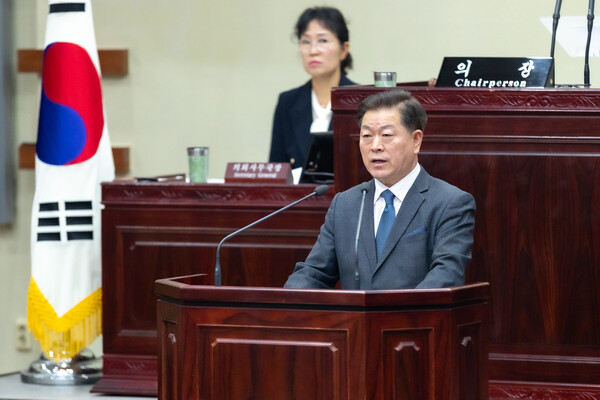 박승원 시장이 19일 '제 297회 광명시의회 제2차 정례회'에서 시정연설을 하고 있다. (사진제공=광명시)