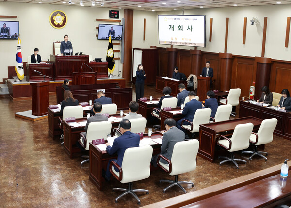 광명시의회가 제297회 제2차 정례회를 열어 행정사무감사와 2026년도 예산안 심사 등 주요 시정 현안을 31일간 집중 논의하는 일정에 들어갔다. (사진제공=광명시의회)
