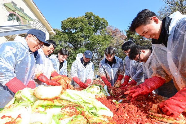 해군 제2함대사령부(이하 ‘2함대’) 무기지원대대 장병들은 19일, 평택시 청북면에 위치한 평택시노인전문요양원을 찾아 겨울맞이 ‘사랑의 김장 담그기’ 봉사활동을 실시했다. (사진제공=해군 제2함대사령부)