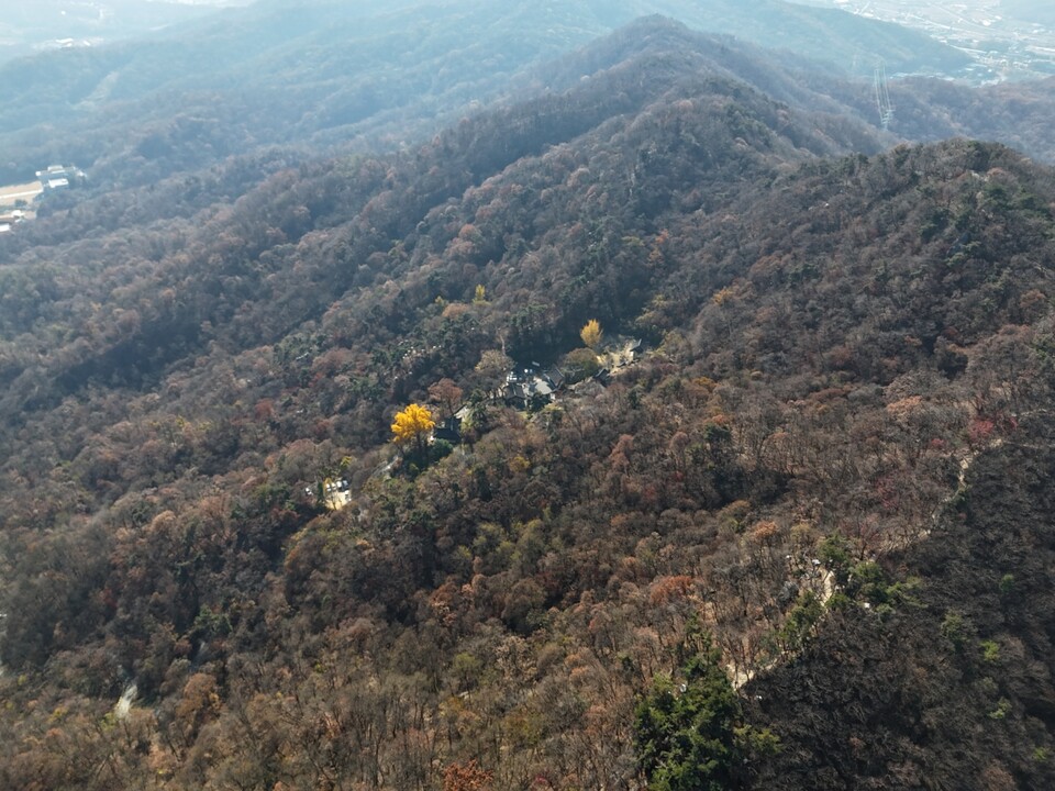 지난 17일 오후 이천 설봉산 기슭 품에 안긴 영월암이 고요히 모습을 드러냈다. (사진=김광섭 기자)