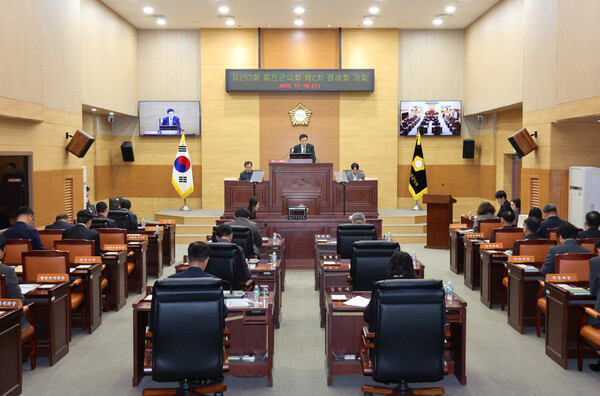 인천 옹진군의회가 제253회 제2차 정례회를 열고 28일간 2026년도 업무보고, 각종 조례 심사, 예산안 심의, 도서지역 현장점검 등 주요 의정 활동에 돌입했다. (사진제공=옹진군의회))