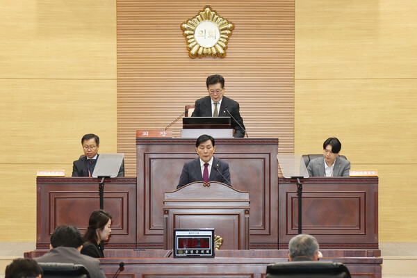 인천 옹진군은 19일 열린 제253회 옹진군의회 제2차 정례회에서 2026년도 예산안 4,330억 원을 제출하고, 내년도 군정 운영 방향과 핵심 시책을 발표했다. (사진제공=옹진군)