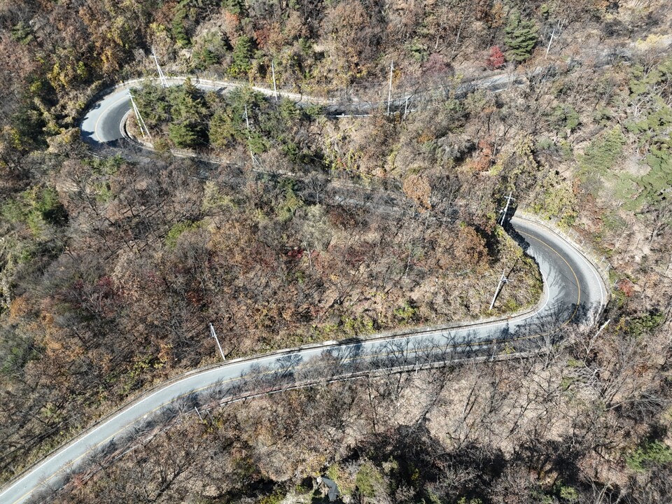 19일 낮 12시23분께 구불구불한 여주시 강천면 고갯길이 겨울 분위기를 물씬 풍겨내고 있다. (사진=김광섭 기자)