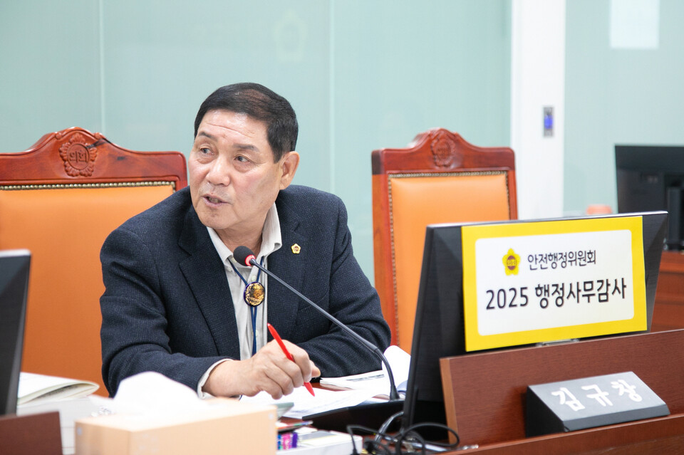 경기도의회 김규창 부의장이 경기도 자치행정국에 대한 2025년 경기도 안전행정위원회 행정사무감사에서 최근 경기도 공무원의 퇴직 현황이 심각한 수준임을 지적하며, 특히 도청의 중추 역할을 하는 6·7급 공무원의 이탈 가속화와 인사 담당 부서인 자치행정국의 높은 퇴직률에 대한 긴급 대책 마련을 촉구했다. (사진제공=경기도의회)