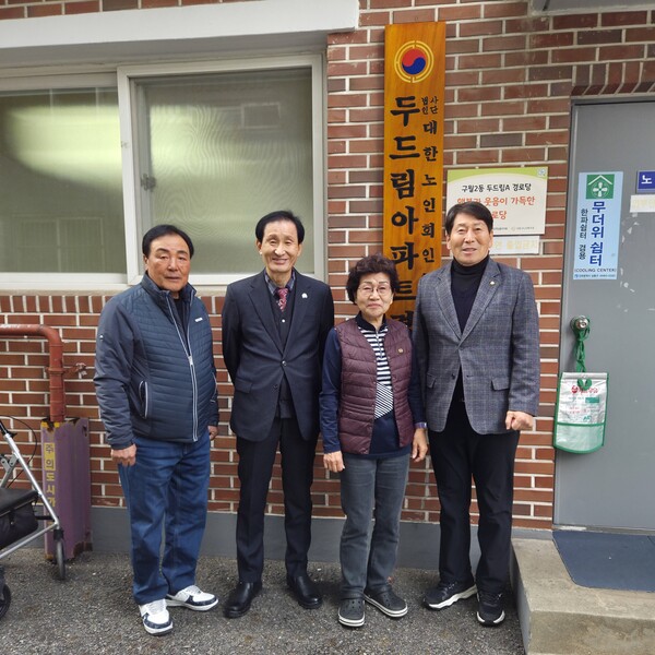 전용호 인천 남동구의원이 구월2동 두드림아파트 경로당의 어두운 조명 민원을 받고 새로남봉사회와 협력해 지난 18일 천장 형광등을 전기절약형 LED 조명으로 교체했다. (사진제공=남동구의회)