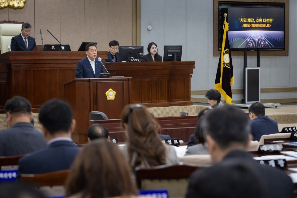 이재준 수원시장은 19일 시의회 시정연설에서 “AI로 대표되는 변화의 시대일수록 행정의 목적은 시민”이라며 2026년 ‘수원 대전환’을 위한 시정 방향을 밝혔다. (사진=이제준 수원시장 페이스북)