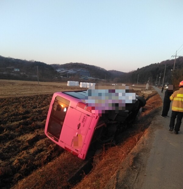 연천군 백학면의 한 농로에서 농어촌버스가 논두렁으로 굴러 전복돼 승객과 운전기사 2명이 다치는 사고가 발생했다. (사진제공=)