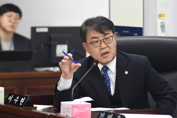 이수현 미추홀구의회 의원이 제292회 정례회 본회의에서 인천 최초의 구 단위 수어통역센터 설치를 강하게 촉구하며 청각·언어장애인의 기본권 보장을 위한 즉각적인 조치를 요구했다. (사진제공=미추홀구의회)