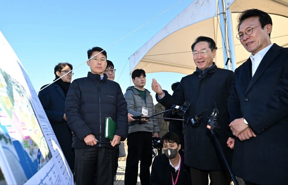 김민석 국무총리와 유정복 인천시장이 21일 인천 서구 수도권매립지를 찾아 제3매립장 매립 현황과 제2매립장 상부공간 활용 대책을 점검했다. (사진=유정복 인천시장 페이스북)