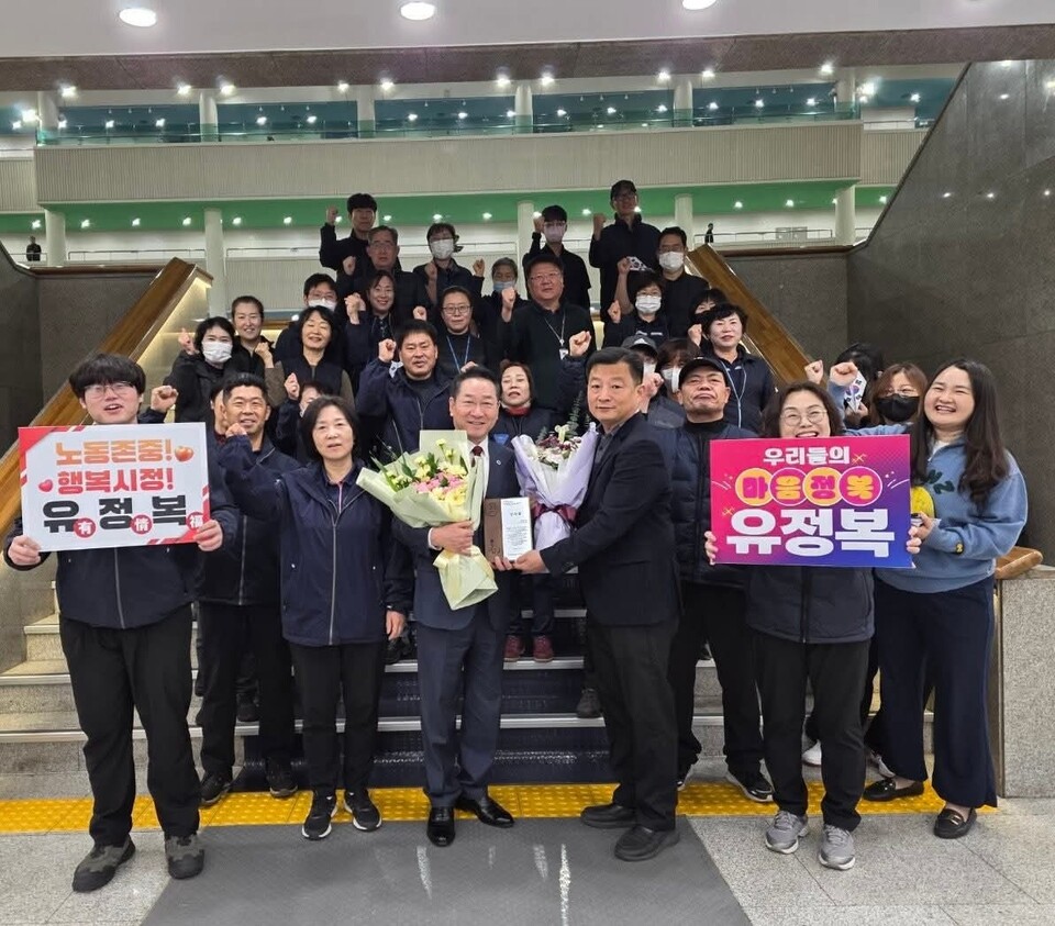 유정복 인천시장이 24일 오전 출근길에 인천시설공단 노동조합으로부터 깜짝 감사패를 받았다. (사진=유정복 인천시장 페이스북)