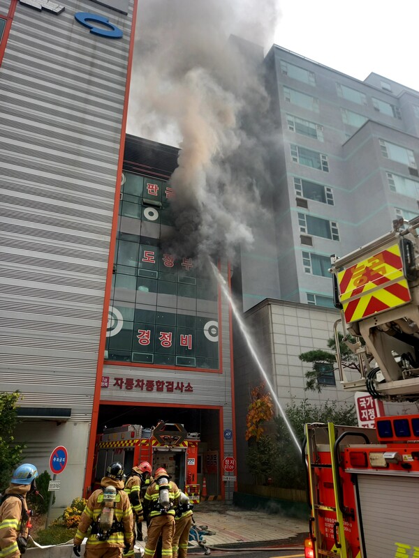 24일 낮 12시께 고양시 덕양구 행신동 소재 자동차정비공장서 불이 나 진화에 나선 소방관이 크게 다쳤다. (사진제공=경기도북부소방재난본부)