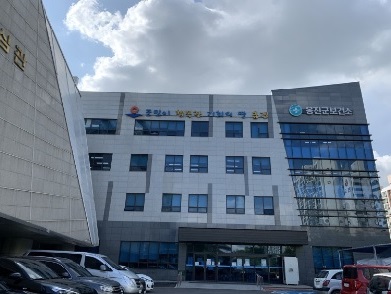인천 옹진군이 치매치료관리비 지원 대상자의 자격 유지를 확인하기 위해 12월 한 달 동안 정기 재조사를 추진한다. 사진은 옹진군보건소 전경. (사진제공=옹진군)