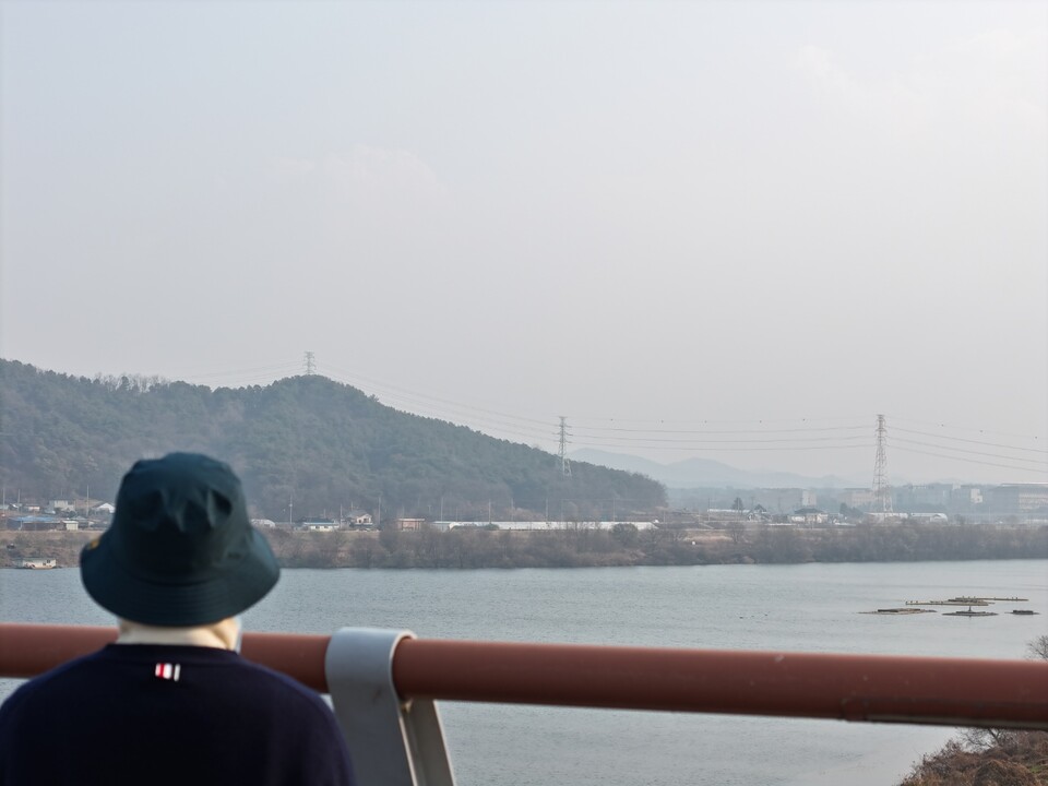 수도권 지역에 초미세먼지 주의보가 내려진 25일 오후 2시20분께 여주시 단현동 강천보에서 내려다본 남한강 일대가 뿌옇게 흐린 대기 속에 잠겨 있다. (사진=김광섭 기자)