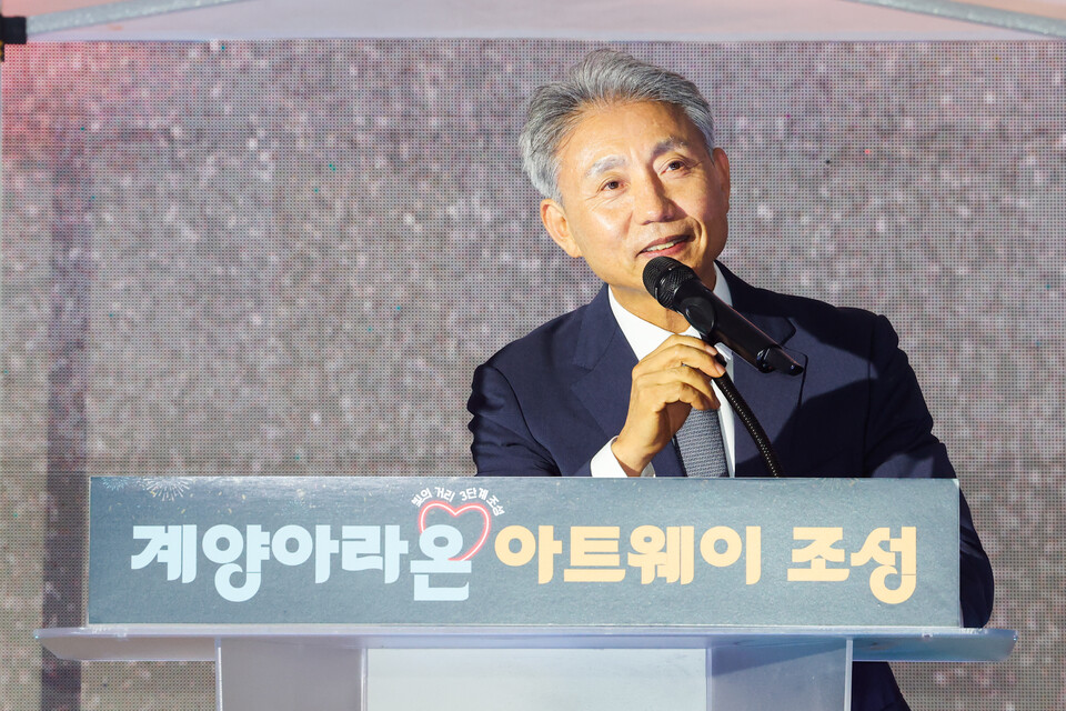 지난 9월 빛의 거리 3단계 ‘계양아라온 아트웨이’ 점등식에서 인사하는 윤환 구청장. (사진제공=계양구)
