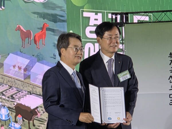 25일 오후 화성 경기도 에코팜랜드 개소식에서 김동연 경기도지사가 안병우 농협경제지주 축산경제 대표이사와 경기도-농협경제지주 업무협약을 체결하고 기념촬영을 하고 있다. (사진=순정우 기자)