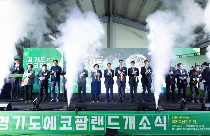 25일 오후 화성 경기도 에코팜랜드 개소식에서 김동연 경기도지사, 정명근 화성특례시장, 경기도의원, 축산업 종사자들과 기념촬영을 하고 있다. (사진제공=경기도)