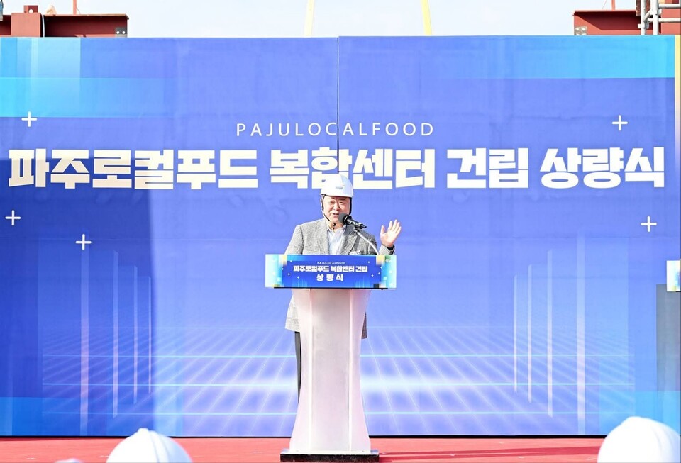김경일 파주시장이 26일 오후 자신의 페이스북 계정 글을 통해 파주로컬푸드 복합센터 상량식 소식을 전하며, 파주를 “땀의 가치가 제값을 받는 도시, 가까운 먹거리가 일상인 도시”로 만들겠다는 의지를 밝혔다. (사진=김경일 시장 페이스북)