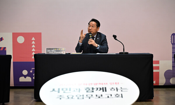 유정복 시장이 26일 틈 문화창작지대에서 열린 '시민과 함께하는 2026년 주요업무보고회(문화,관광)'에서 시민들의 질문에 답변하고 있다. (사진제공=인천시)
