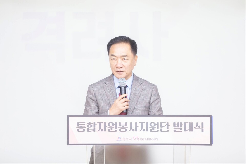 26일 평택시 남부문화예술회관 소공연장에서 열린 ‘평택시 통합자원봉사지원단 발대식’에서 정장선 평택시장이 인사말을 전하고 있다. (사진=정장선 평택시장 페이스북)