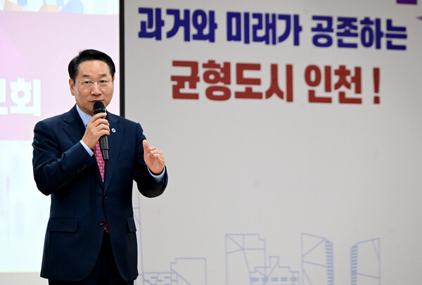 유정복 시장이 27일 중구 상상플랫폼에서 열린 '시민과 함께하는 2026년 주요업무보고회(균형발전)'에서 인사말을 하고 있다. (사진제공=인천시)