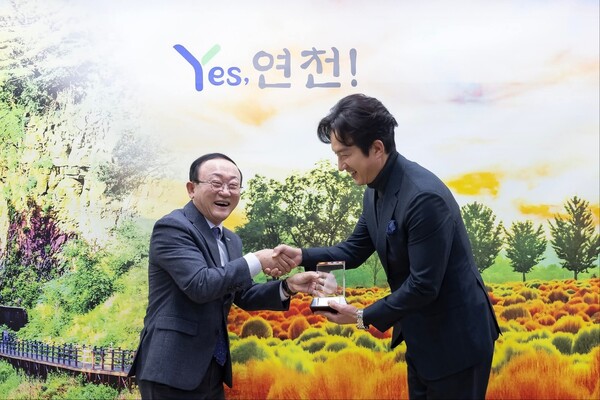 27일 연천군청에서 열린 ‘연천군 홍보대사 위촉식’에서 정준호는 김덕현 연천군수로부터 공식 위촉장을 받으며 지역 홍보 활동에 나서게 됐다. (사진=김덕현 연천군수 페이스북)