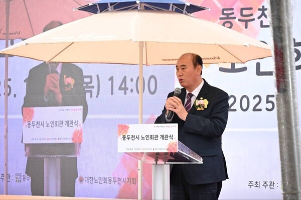 박형덕 동두천시장은 27일 행사장에서 어르신들과 인사를 나누며 “드디어 문 열었습니다. 기다려주셔서 감사합니다”라는 메시지를 전했다. (사진=박형덕 동두천시장 페이스북)
