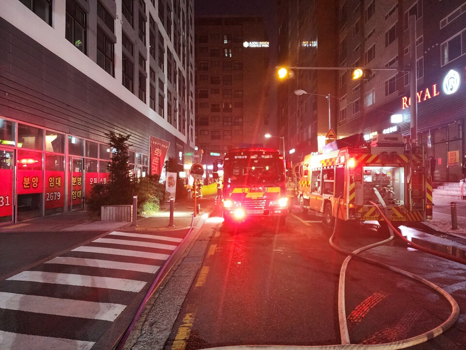 28일 오후 수원시 권선구 금곡동 한 오피스텔 지하 4층에서 불이 나 50분 만에 꺼졌다. 이 불로 건물 내부에 있던 53명이 스스로 대피했고 1명이 구조됐다. 연기를 들이마신 1명은 경상으로 병원으로 옮겨졌다. (사진제공=경기도소방재난본부)