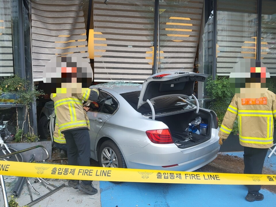 지난 8월1일 용인시 상현역 인근 식당에서 승용차가 돌진해 일가족 7명의 사상자가 발생한 사고와 관련해, 국립과학수사연구원이 급발진 가능성을 부정했다. (사진제공=경기도소방재난본부)