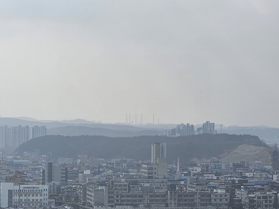 미세먼지 나쁨 수준을 보이고 있는 30일 낮 12시50분께 여주시 현암동에서 바라본 가남읍 KCC 공장 굴뚝 일대가 뿌옇게 보이고 있다. (사진=김광섭 기자)