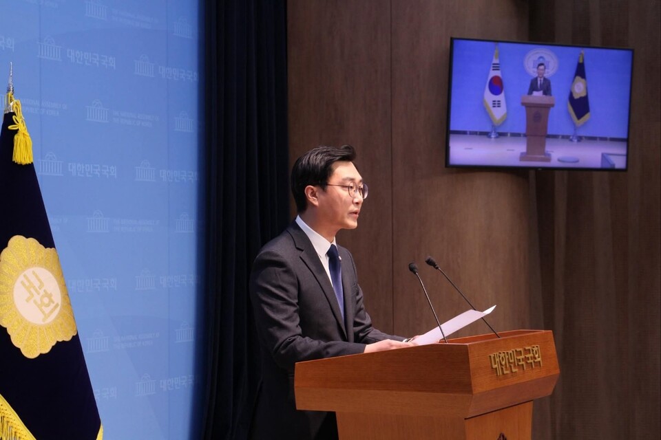 더불어민주당 장경태 국회의원(동대문구을)이 30일 국회 소통관에서 긴급 기자회견을 열고 자신에게 제기된 성추행 의혹을 전면 부인하며 “사건의 본질은 고소인 남자친구의 데이트폭력”이라고 주장했다. (사진=장경태 국회의원 페이스북)