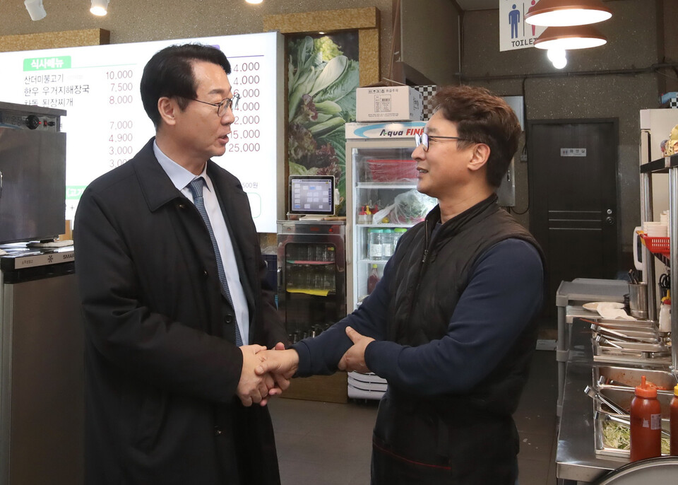 정명근 시장이 시민들의 말씀을 경청하고 있다. (사진제공=화성시)
