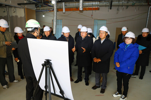 인천 중구의회가 1일 연말 준공을 앞둔 하늘누리센터 공사 현장을 찾아 공정 상황과 안전 관리 실태를 점검했다. (사진제공=중구의회)