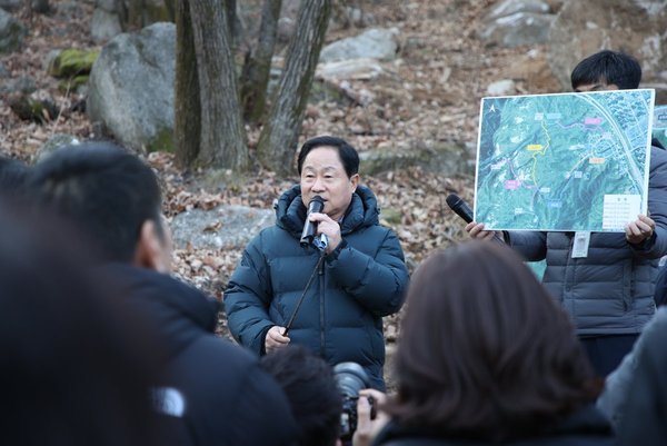 남양주시가 1일 불암산 일원 불법시설물에 대한 행정대집행을 마무리하고 복원된 숲길을 시민과 함께 점검하며 본격적인 힐링 공간 조성에 나섰다. (사진제공=남양주시)