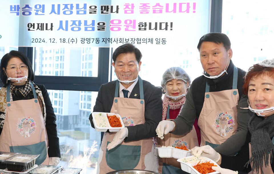 광명시 광명푸드뱅크마켓센터 등 기존 지자체 시범 운영의 실효성이 확인된 일명 ‘그냥드림’ 사업이 전국 시범사업으로 확대된다. 사진은 박승원 광명시장. (사진제공=광명시)