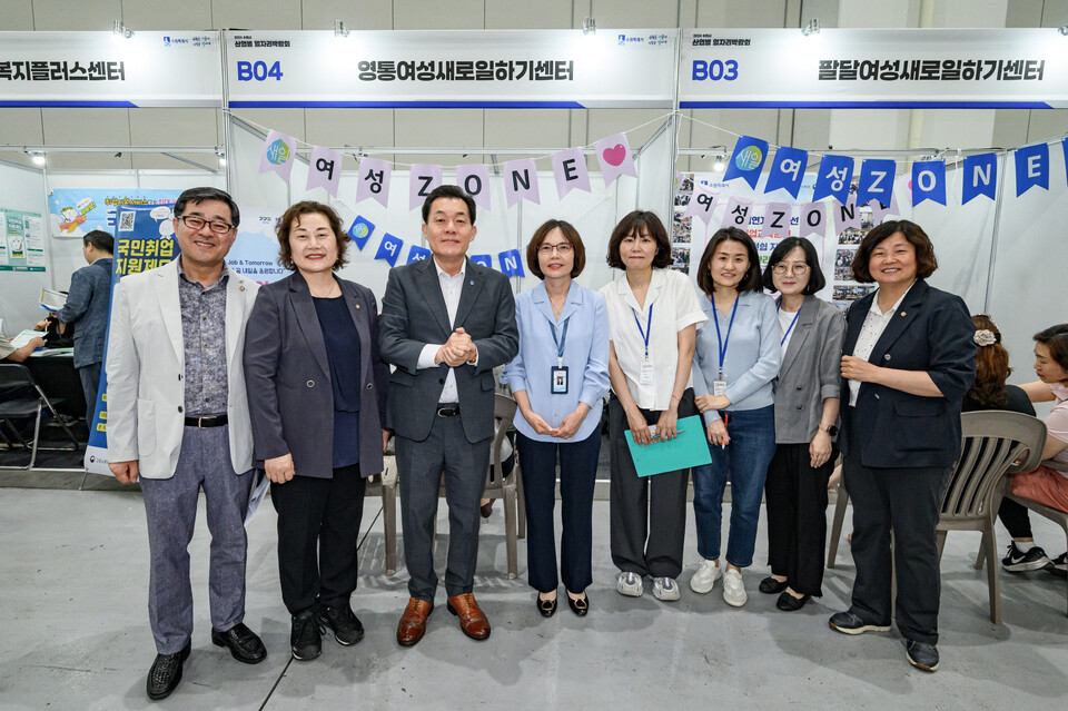 지난해 5월 산업별 일자리 박람회에 참석한 이재준 수원특례시장(왼쪽 세 번째)과 수원시의회 의원들이 수원지역 새일센터 관계자들을 격려한 뒤 기념촬영을 하고 있다. (사진제공=수원시)