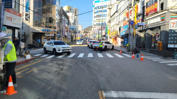 인천 남동구가 교통사고 위험이 높았던 용천로 오거리에 신규 횡단보도를 설치해 보행 안전과 이동 편의를 크게 개선했다. (사진제공=남동구)