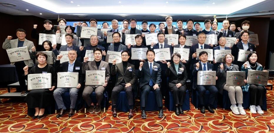 2일 오후 수원특례시 이비스 앰배서더 수원에서 열린 ‘2025년 경기도 일자리 우수기업 인증서 수여식’에서 고영인 경기도 경제부지사, 윤덕룡 경기도일자리재단 대표이사, 고은정 경기도의회 경제노동위원장과 인증기업 관계자들이 기념촬영을 하고 있다. (사진제공=경기도)