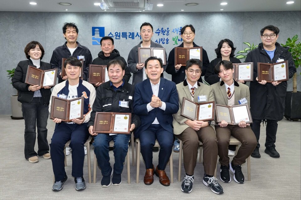 얼마 전 수원 매탄동에서 차량에 깔린 초등학생을 시민들이 힘을 모아 꺼내 구한 사건이 있었다. 사고 직후 주변에서 달려온 주민 11명이 한쪽 차량을 함께 들어 올려 아이를 구조했고, 이 모습은 지역사회에 큰 울림을 남겼다. 수원시는 제보를 통해 당시 구조에 참여한 11명의 시민을 모두 확인하고, 1일 시청에서 열린 ‘시민영웅 표창 수여식’에서 공식 표창장을 전달했다. (사진=이재준 수원시장 페이스북)